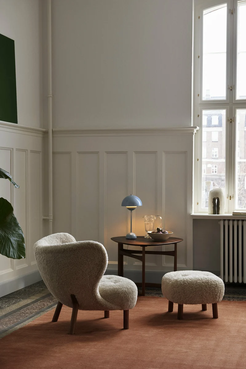 Pouf en noyer et peau de mouton Little Petra ATD1 - &tradition