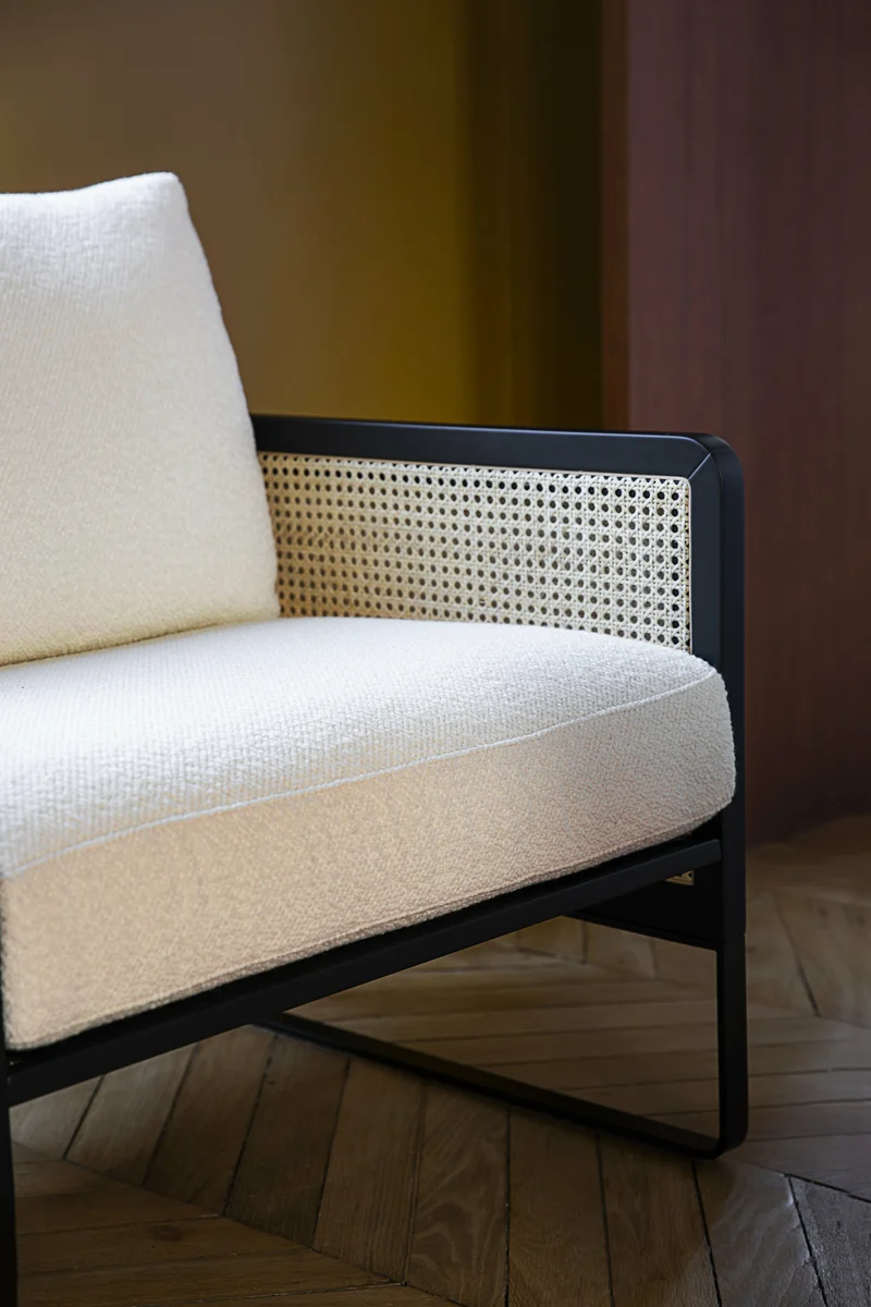 Fauteuil en bois noir et tissu bouclé blanc Cannage - RED Edition