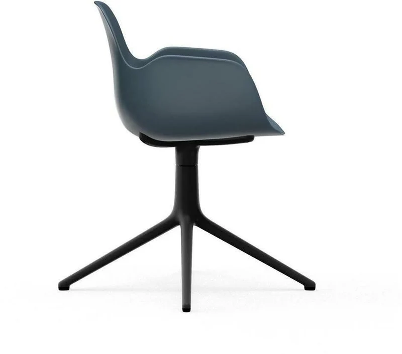 Chaise de bureau avec accoudoirs en polypropylene bleue et base noire Swivel 4L bleu - Normann Copenhagen