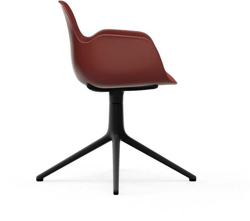 Chaise de bureau avec accoudoirs en polypropylene rouge et base noire Swivel 4L rouge - Normann Copenhagen