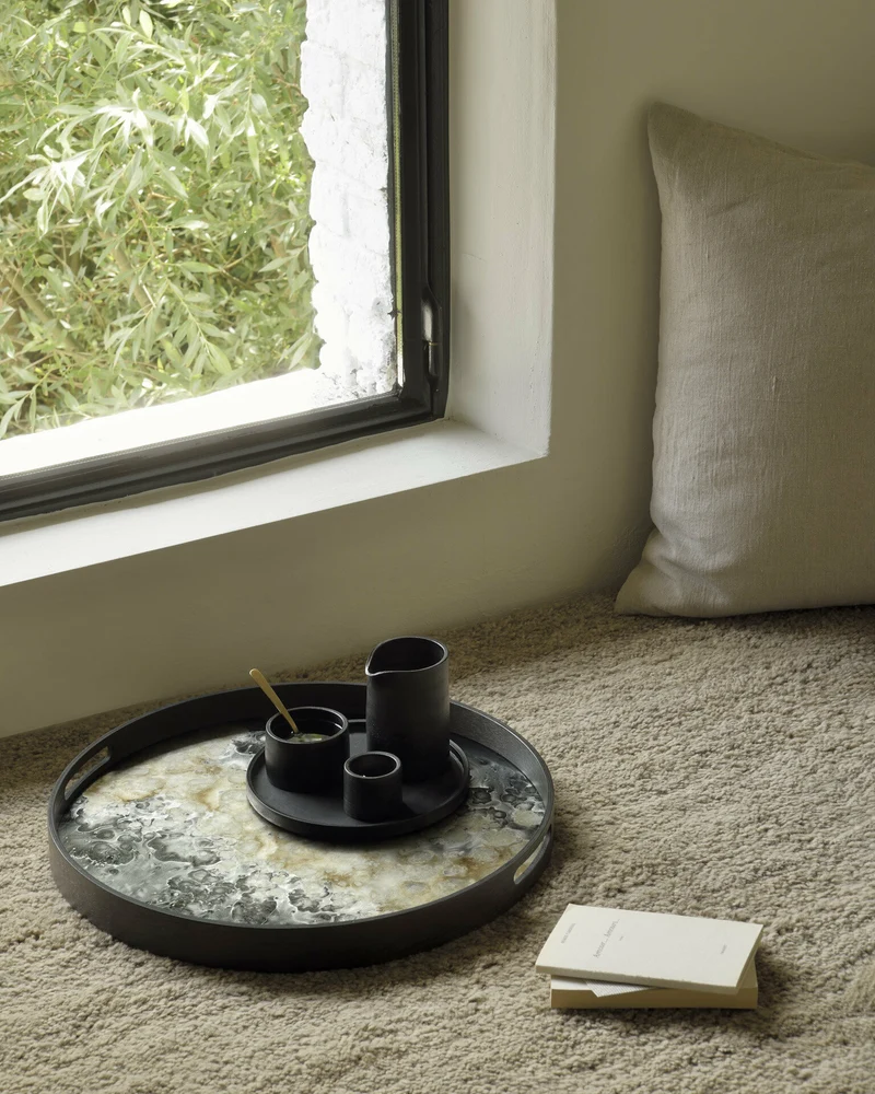 Plateau rond en verre noir 48 cm Organic - Ethnicraft Accessories