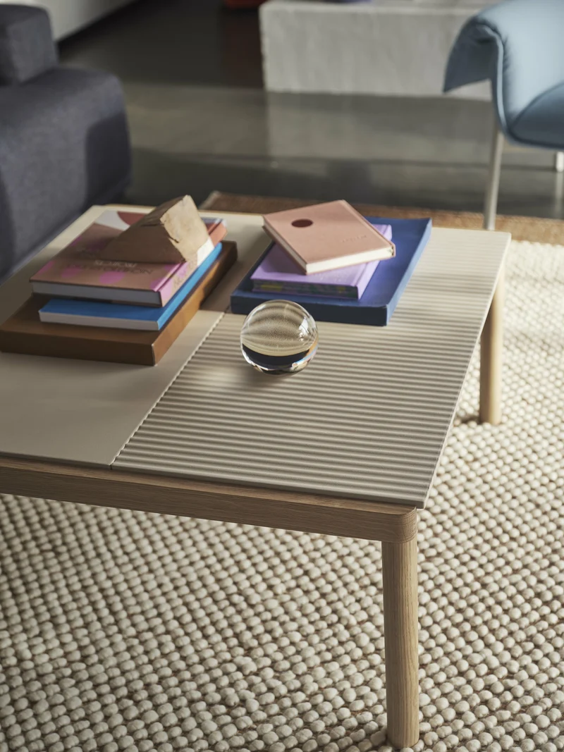 Table basse en grès beige sable wavy et chêne foncé 85 x 120 cm Couple - Muuto