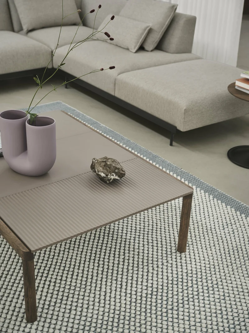 Table basse en grès taupe wavy et chêne foncé 85 x 120 cm Couple - Muuto