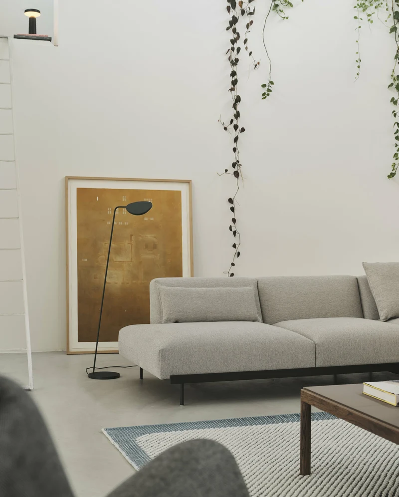Table basse en grès taupe wavy et chêne foncé 85 x 120 cm Couple - Muuto