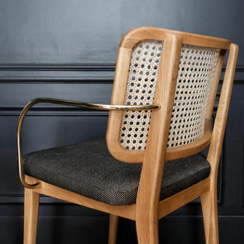 Chaise avec accoudoirs en chêne teinté noir et velours gris chic Cannage - RED Edition