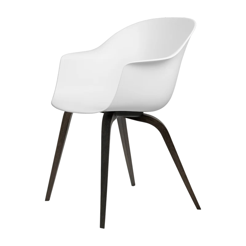 Chaise blanche semi-mate en hêtre teinté noir Bat - Gubi