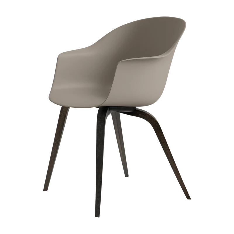 Chaise beige semi-mate en hêtre teinté noir Bat - Gubi