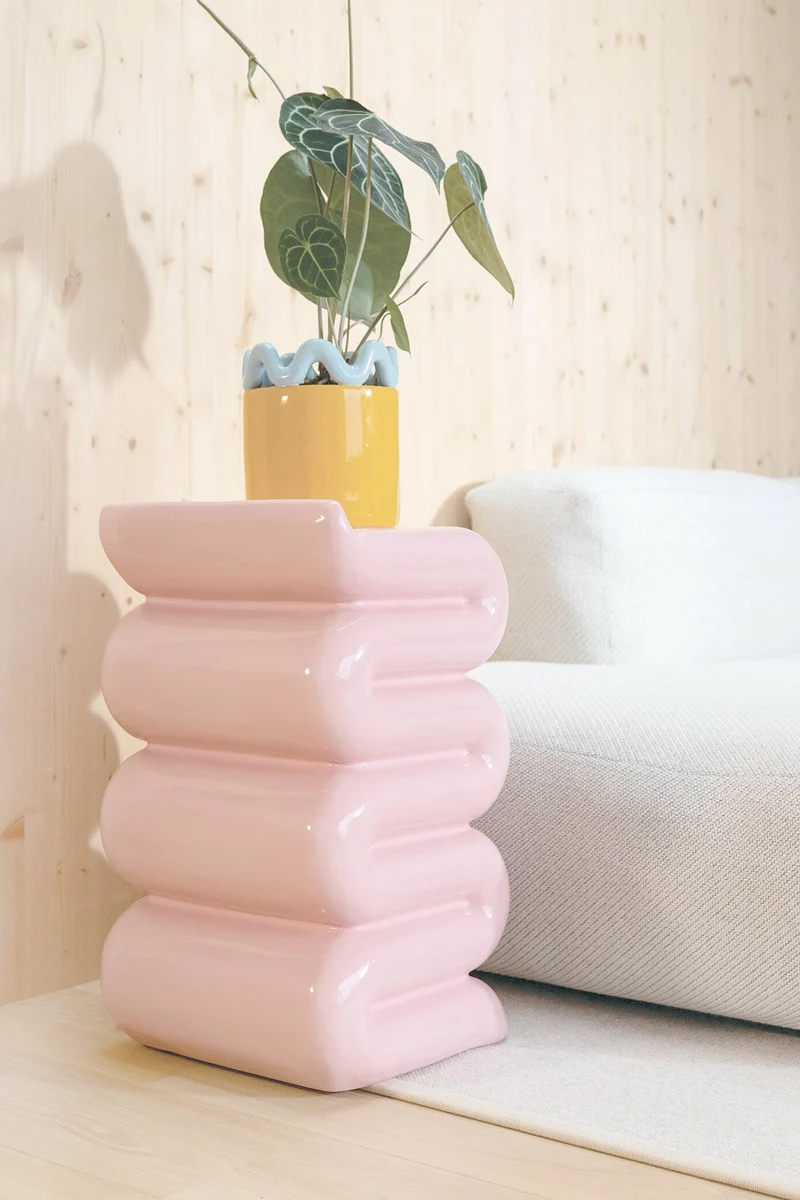 Table d'appoint en fibre de verre rose Pillar - &Klevering