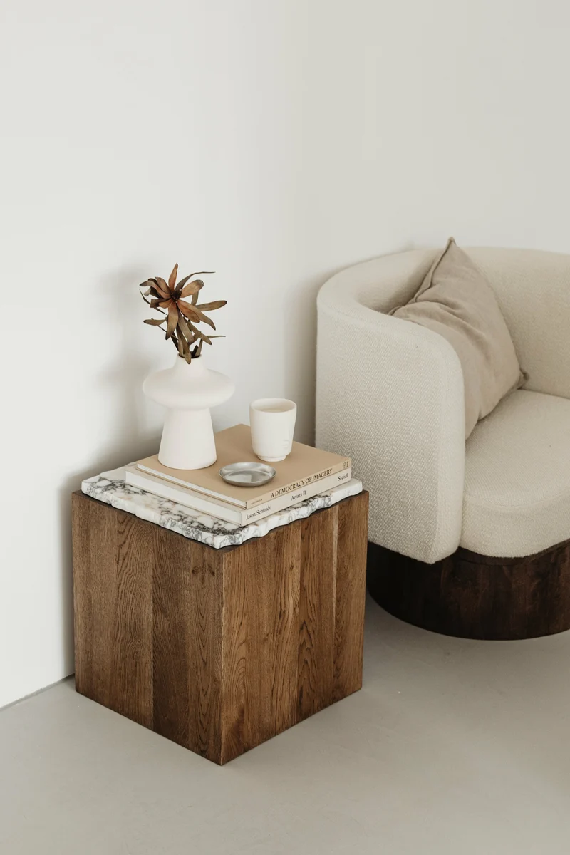 Table basse en chêne fumé et marbre blanc Calacatta Viola 40x40x44cm Pera S - Un’common