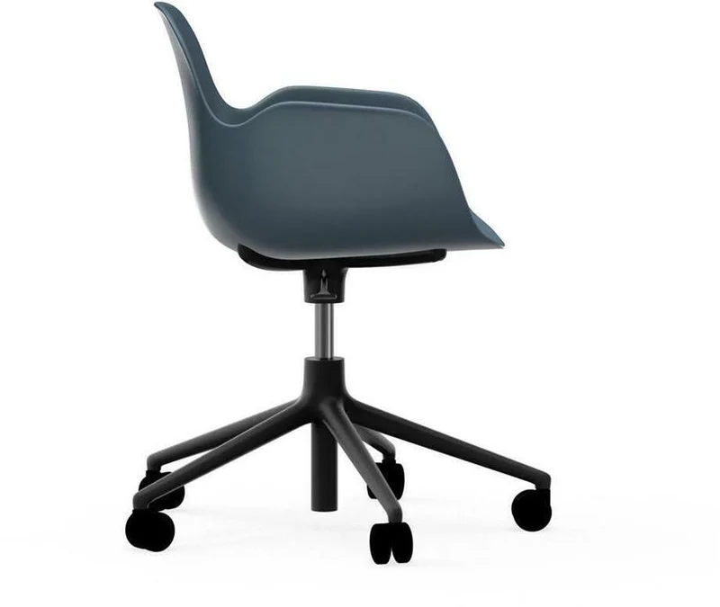 Chaise de bureau réglable à roulettes avec accoudoirs en pp bleue Swivel 5W bleu - Normann Copenhagen