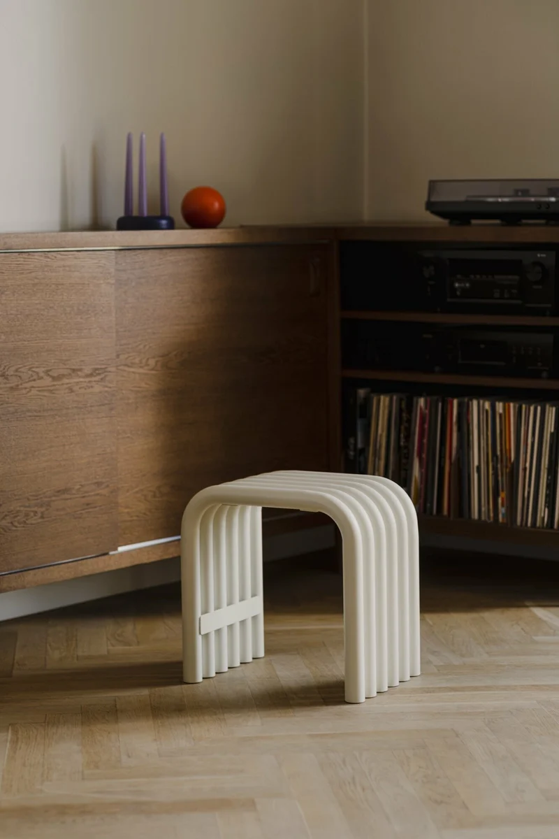 Tabouret en acier beige désertique Nokk - noo.ma