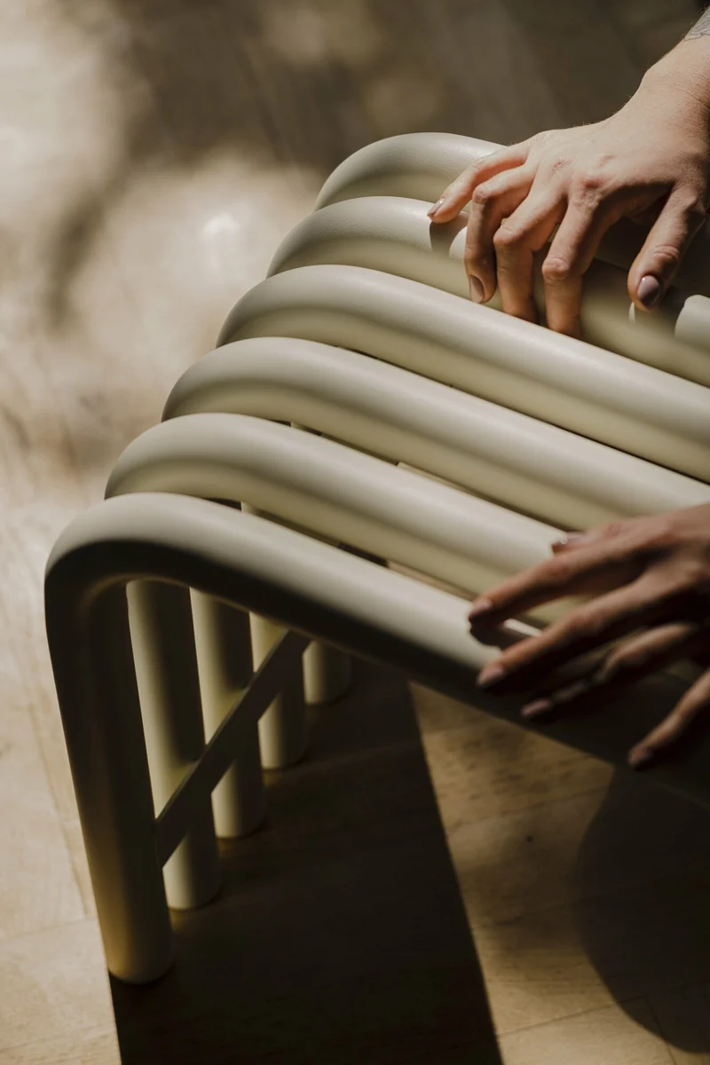 Tabouret en acier beige désertique Nokk - noo.ma