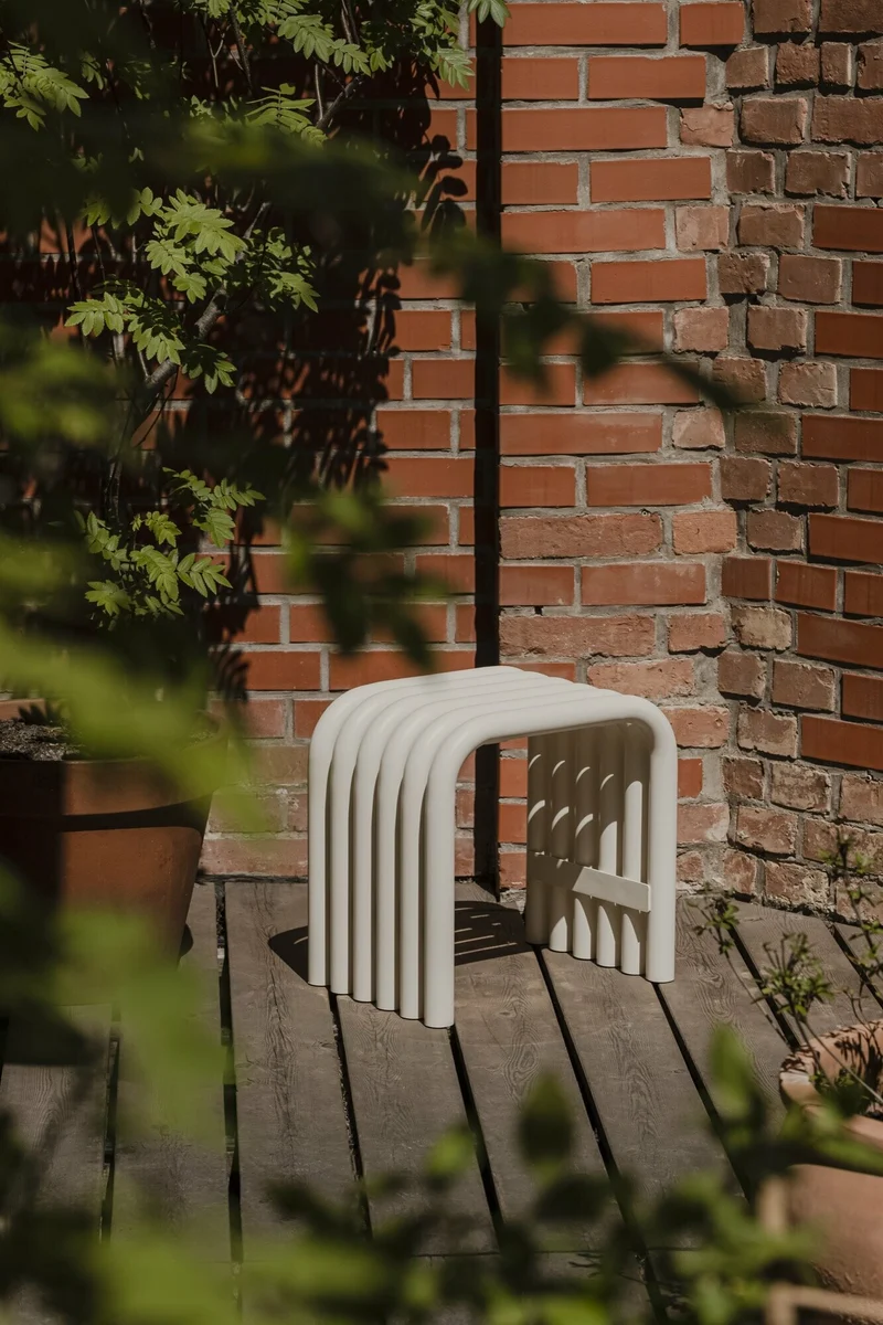 Tabouret en acier beige désertique Nokk - noo.ma