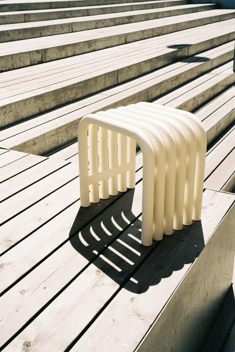 Tabouret en acier beige désertique Nokk - noo.ma