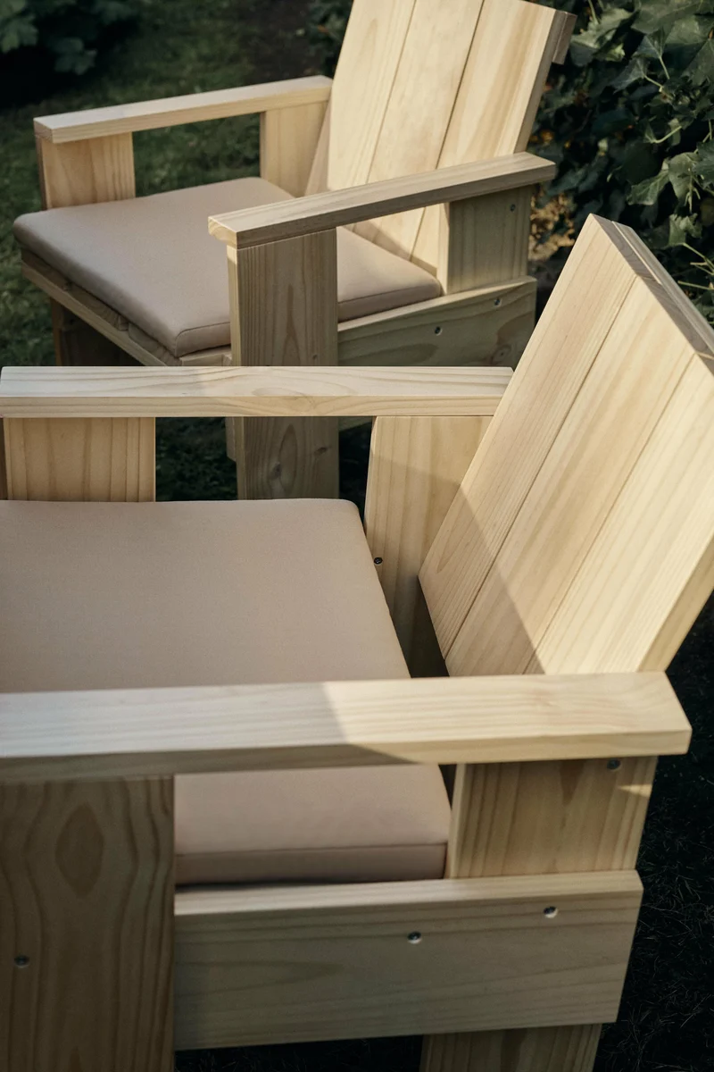 Chaise d'extérieur en pin noire Crate - Hay