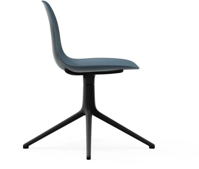 Chaise de bureau en polypropylène bleue et base noire Swivel 4L bleu - Normann Copenhagen