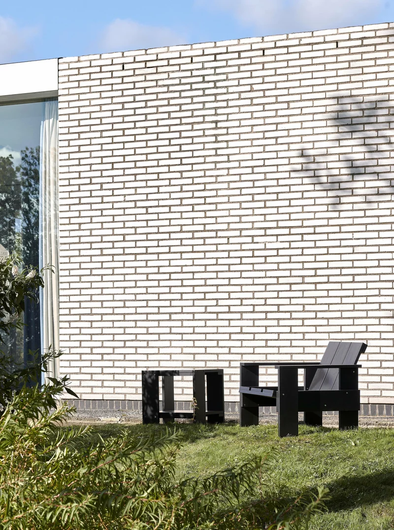 Chaise longue d'extérieur en pin noire Crate - Hay