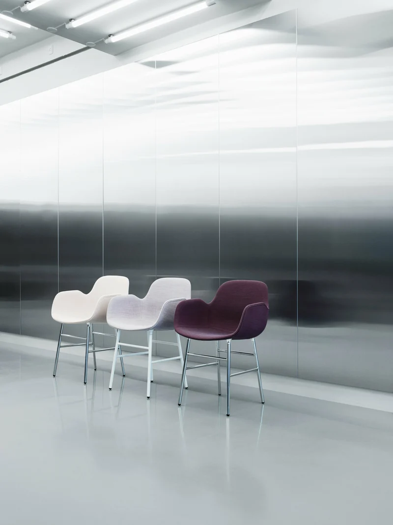 Chaise avec accoudoirs en chrome et pp noir Form - Normann Copenhagen