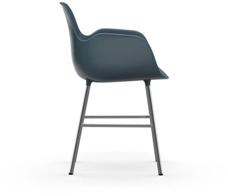 Chaise avec accoudoirs en chrome et pp bleu Form - Normann Copenhagen