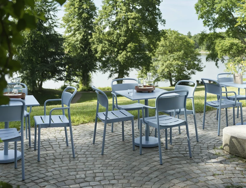 Chaise d'extérieur avec accoudoirs en acier bleu ciel Linear - Muuto