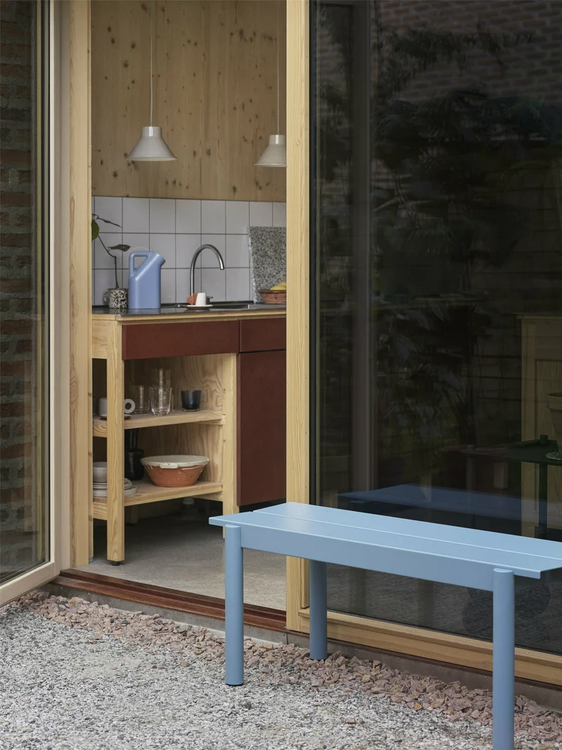 Banc d'extérieur en acier bleu ciel 110 x 34 cm Linear - Muuto