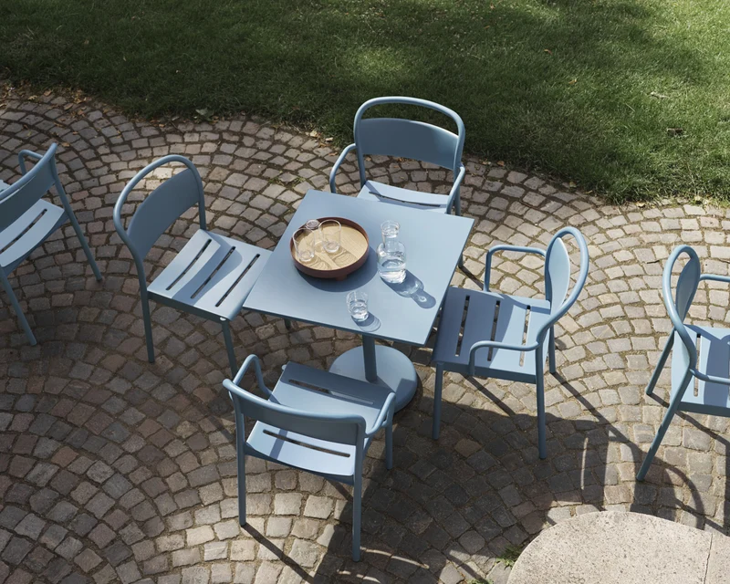 Table carrée d'extérieur en acier bleu ciel 70 x 70 x 73 cm Linear - Muuto