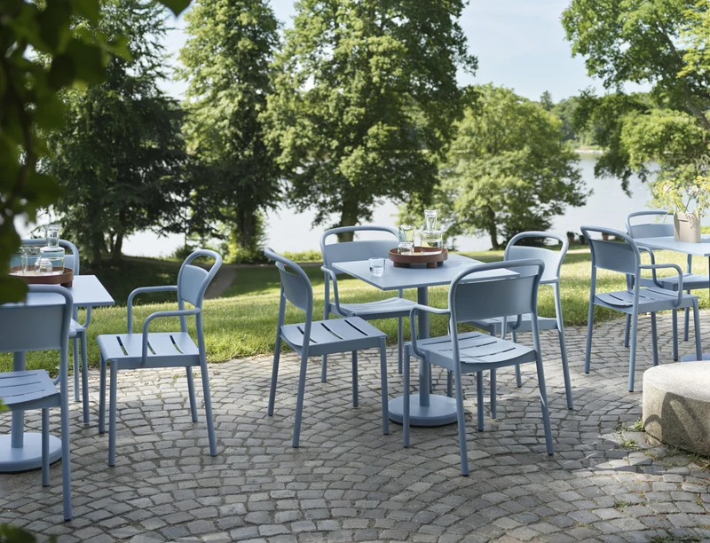 Table carrée d'extérieur en acier bleu ciel 70 x 70 x 73 cm Linear - Muuto