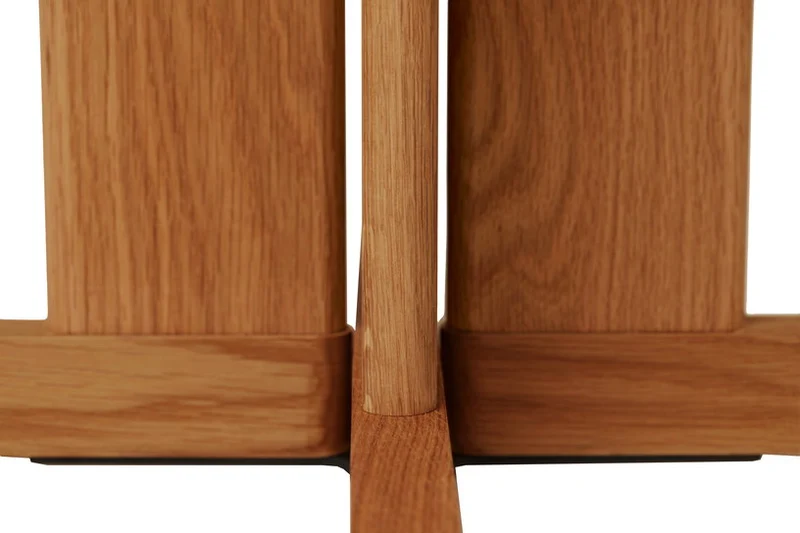 Table à manger carrée en chêne naturel 68 x 68 cm Quatrefoil - Form & Refine