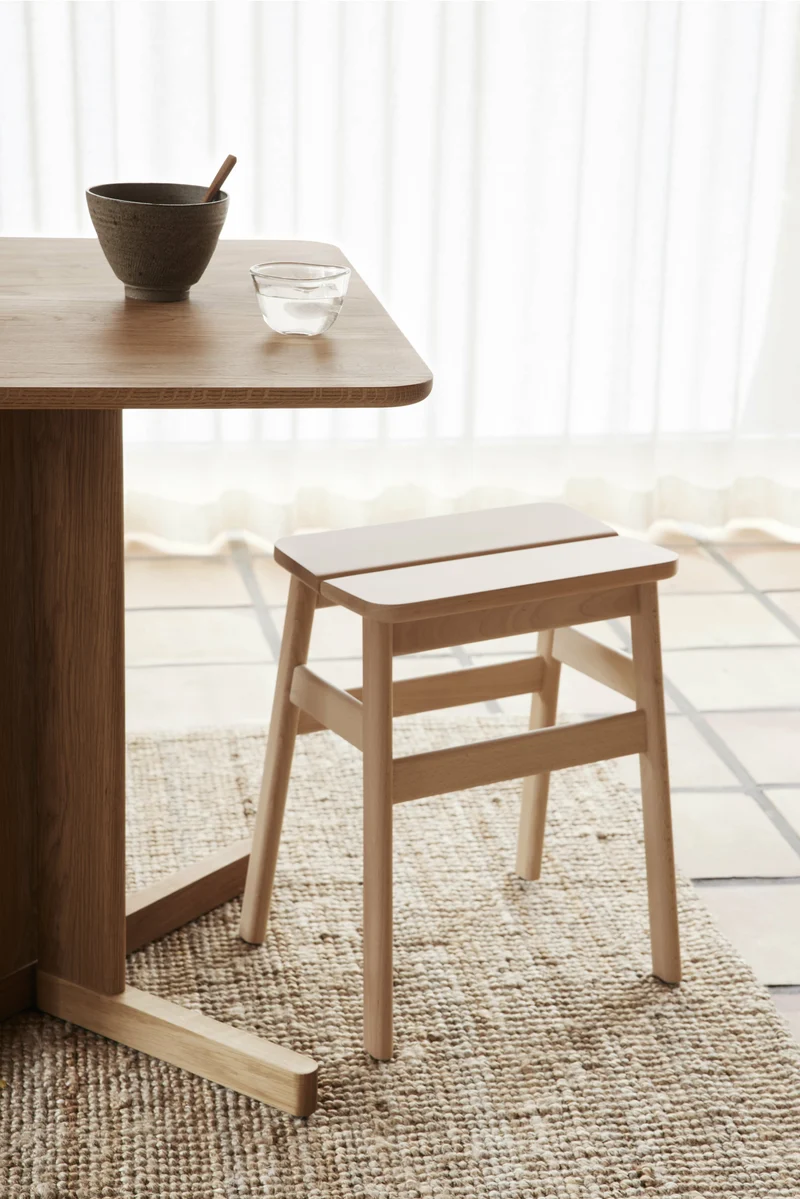 Table à manger carrée en chêne naturel 68 x 68 cm Quatrefoil - Form & Refine