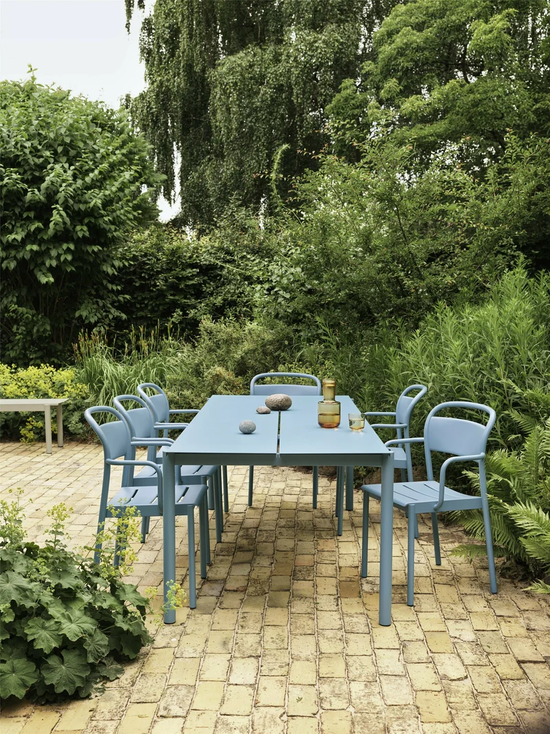 Table d'extérieur en acier bleu ciel 200 x 75 cm Linear - Muuto