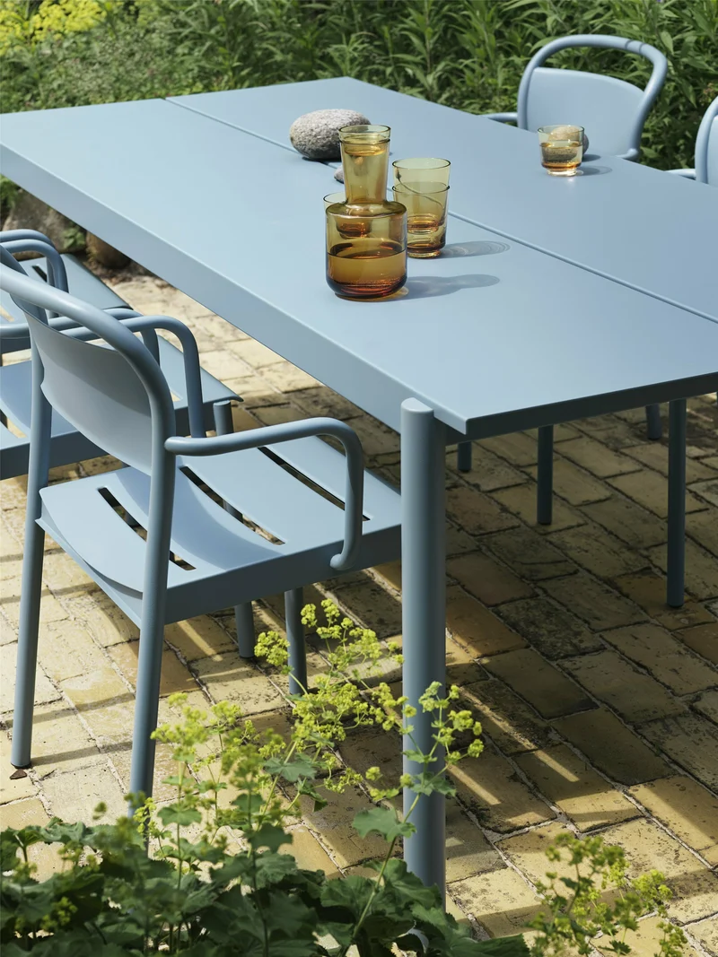 Table d'extérieur en acier bleu ciel 200 x 75 cm Linear - Muuto