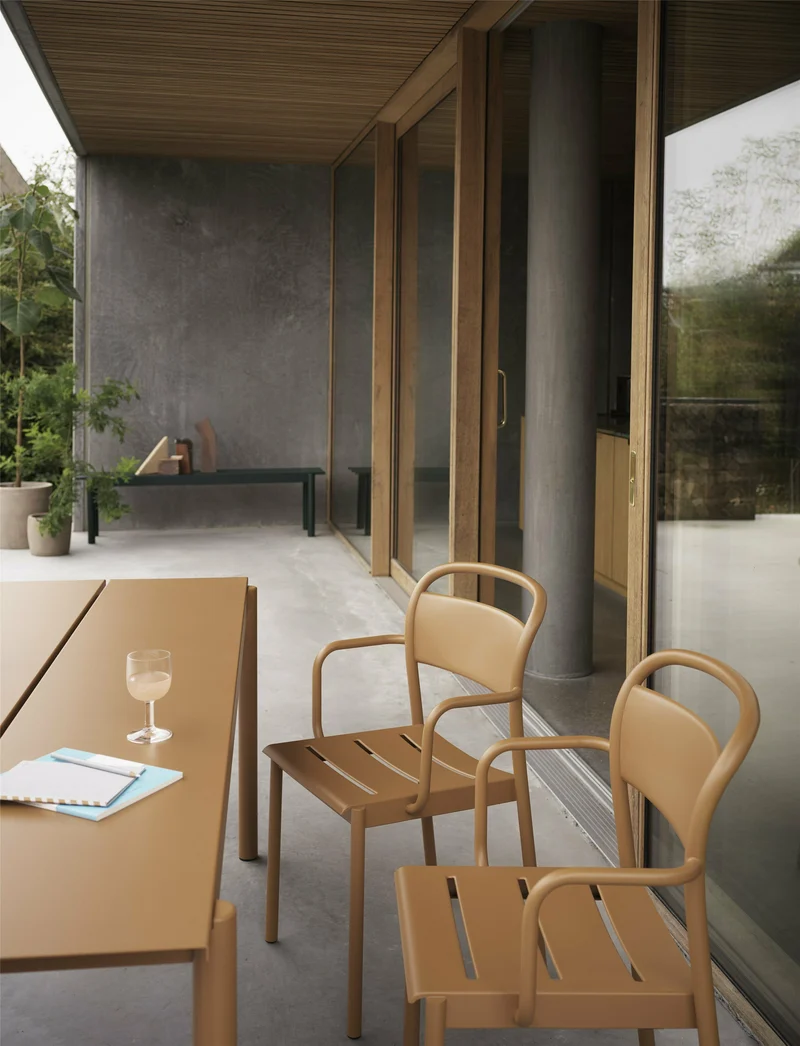 Table d'extérieur en acier orange 220 x 90 cm Linear - Muuto