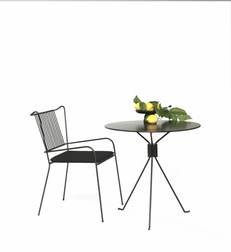 Chaise de jardin avec accoudoirs en acier blanc et coussin beige Capri - Cools Collection