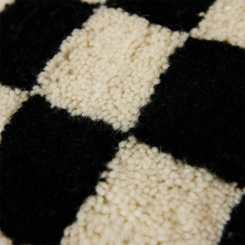 Coussin en laine damier noir et blanc 50 x 50 cm Statement - HKliving