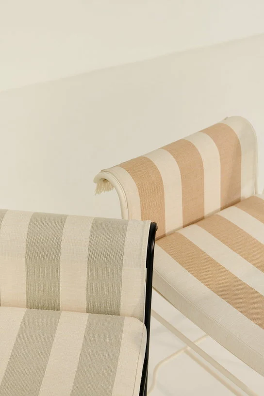 Chaise avec accoudoirs et franges motif rayures Leslie et Limonta Tropique - Gubi
