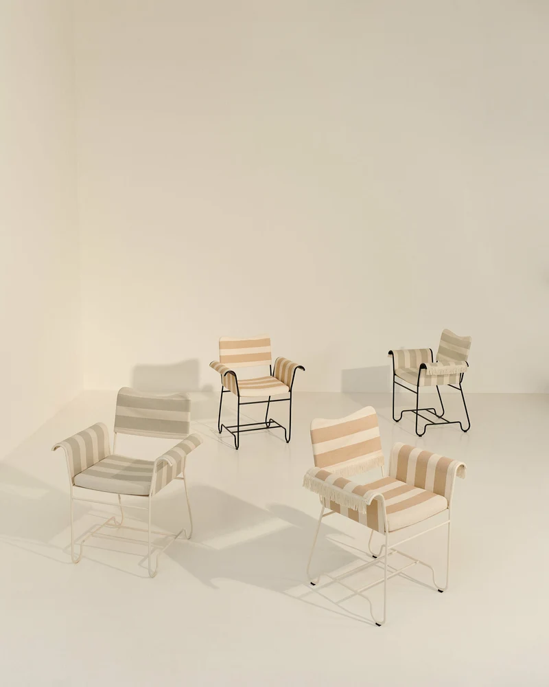 Chaise avec accoudoirs et franges motif rayures Leslie et Limonta Tropique - Gubi