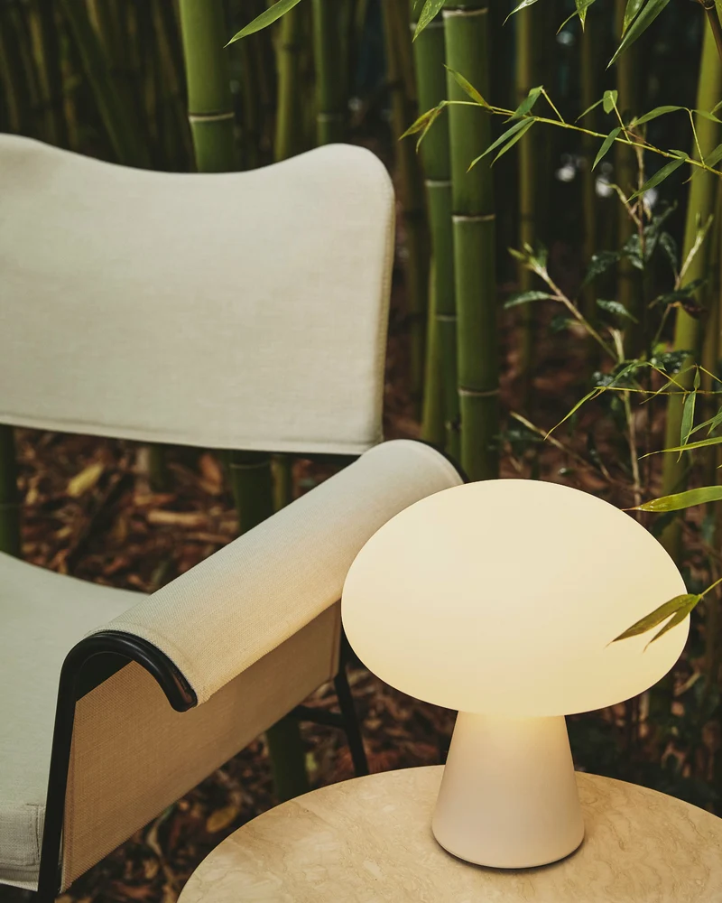 Chaise avec accoudoirs tissu blanc Limonta 06 et structure noire Tropique - Gubi