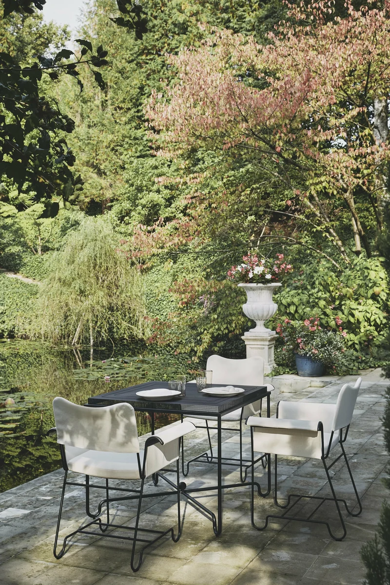 Table à manger de jardin noire 90x90 cm Tropique - Gubi
