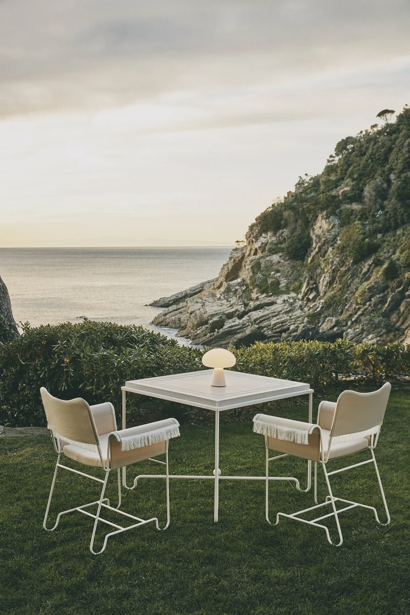 Table à manger de jardin blanc mat 90x90 cm Tropique - Gubi