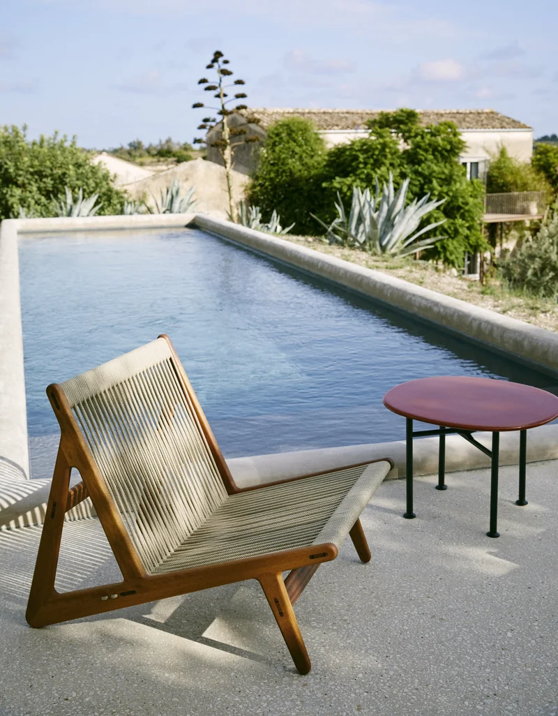 Chaise longue d'extérieur en bois iroko huilé MR01 Initial - Gubi