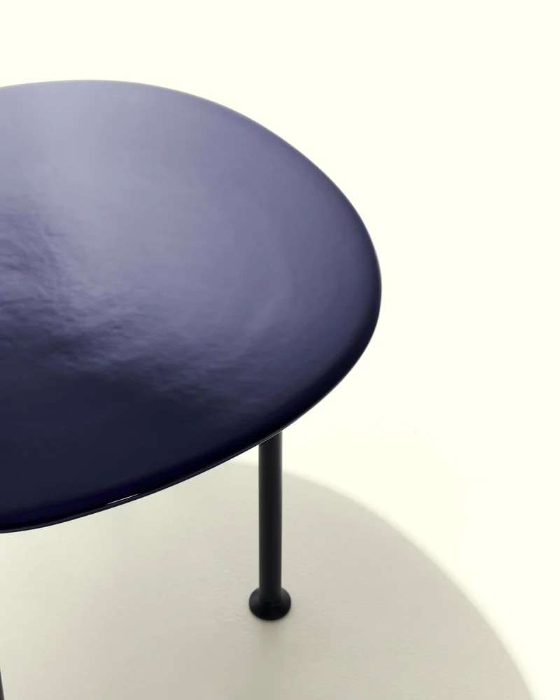 Table basse en céramique bleu pacifique 60x60 cm Carmel - Gubi