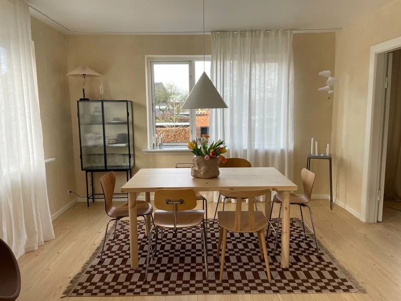 Table en pin clair laqué 150 x 85 cm Pace - Karup Design