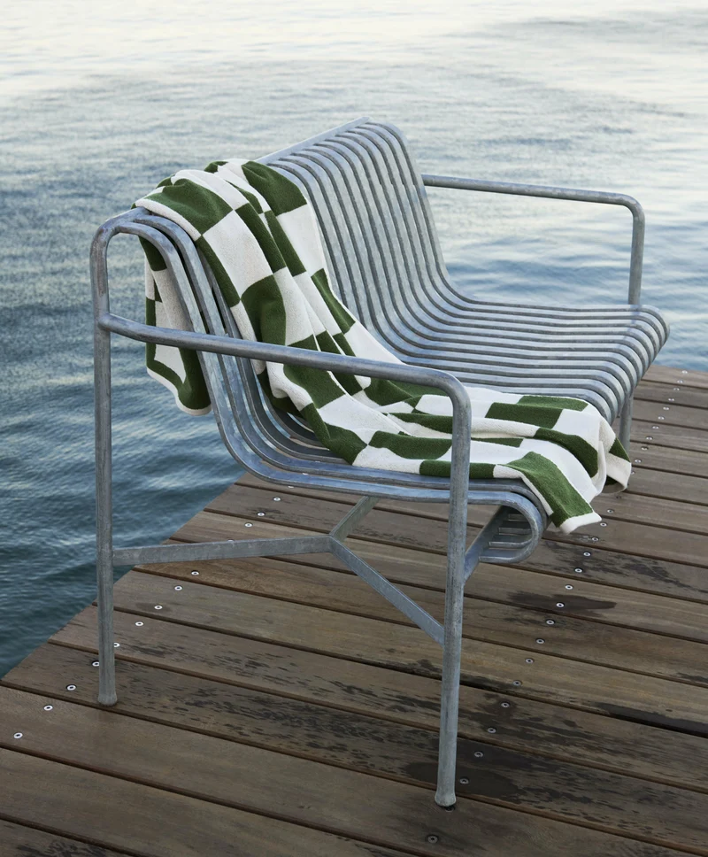 Banc de jardin avec accoudoirs en métal rouge Palissade - HAY