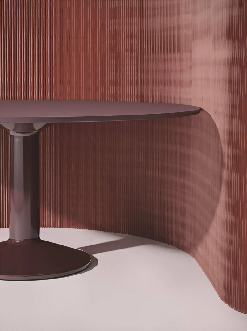 Table à manger ronde en linoléum et acier rouge 120 cm Midst - Muuto