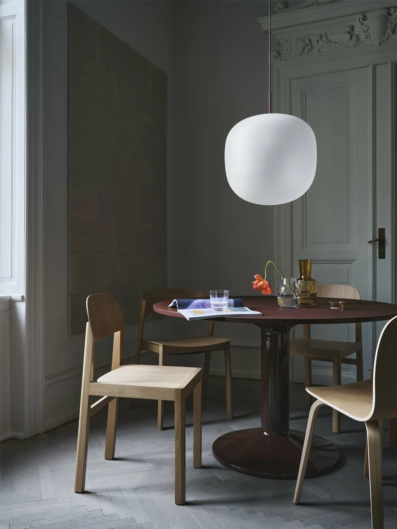 Table à manger ronde en linoléum et acier rouge 120 cm Midst - Muuto