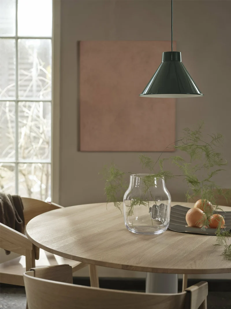 Table à manger ronde en chêne massif huilé et piètement rouge 120 cm Midst - Muuto