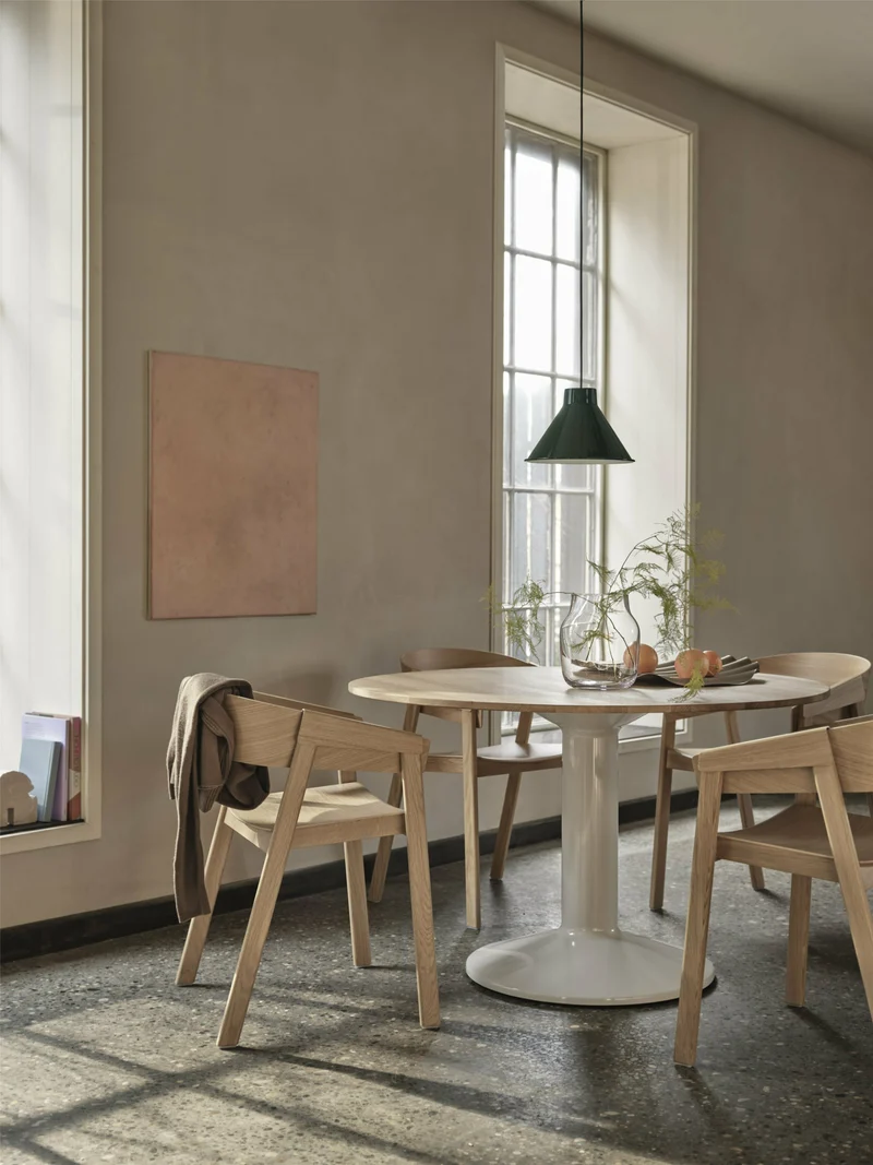 Table à manger ronde en chêne massif huilé et piètement rouge 120 cm Midst - Muuto