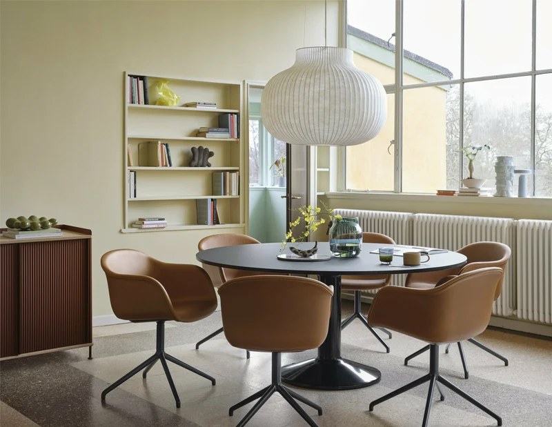 Table à manger ronde en chêne massif huilé et piètement gris 120 cm Midst - Muuto