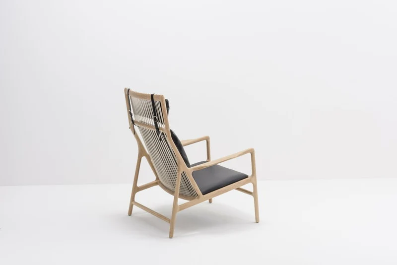 Fauteuil lounge en chêne et cuir noir Dedo - Gazzda