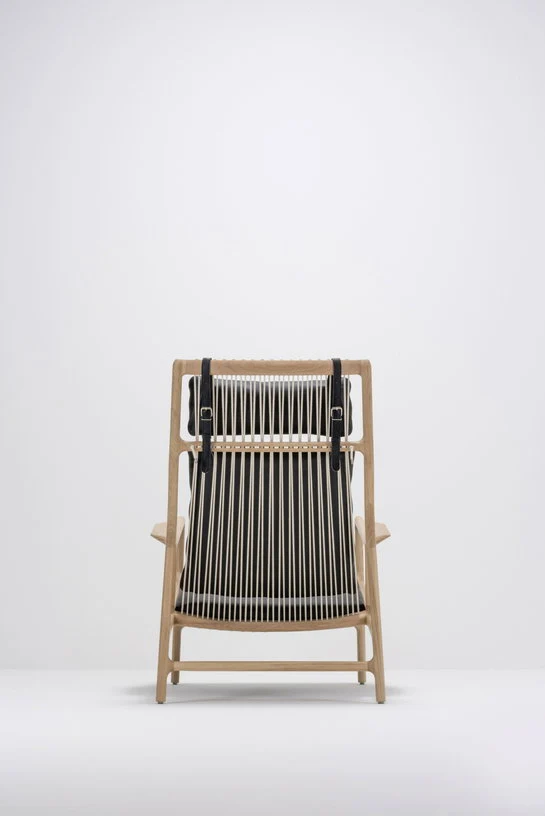 Fauteuil lounge en chêne et cuir noir Dedo - Gazzda